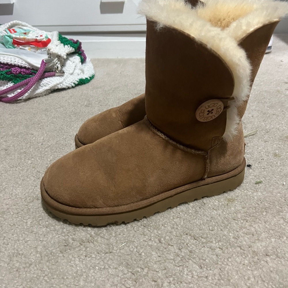Button uggs - Picture 2 of 3